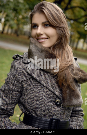 Giovane donna nel parco in autunno Foto Stock