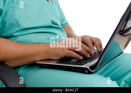 Medico che lavorano su laptop Foto Stock