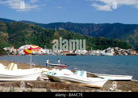 Barche sulla spiaggia di Marmaris con vista della baia e del porto, Turchia Foto Stock