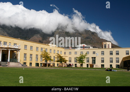 La Table Mountain è visibile sotto la nube dal Castello di Buona Speranza nel centro di Città del Capo in Sud Africa Western Cape Foto Stock