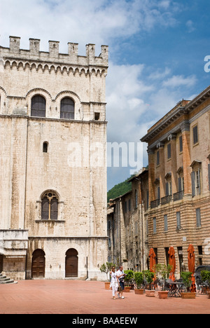 Piazza Grande e Palazzo dei Consoli gubbio umbria Foto Stock