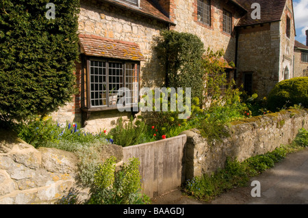 Cottage in pietra in Amberley Village West Sussex che mostra il giardino anteriore Foto Stock