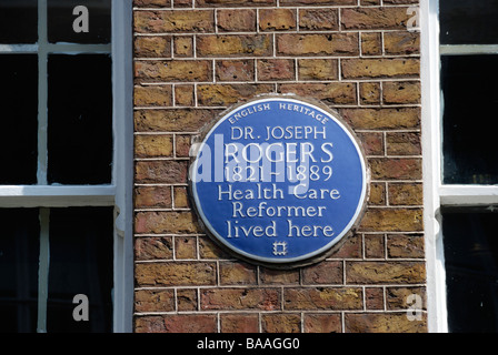 English Heritage targa blu segna la casa una volta occupato dalla health care reformer Dr Joseph Rogers in Dean Street London W1 Foto Stock