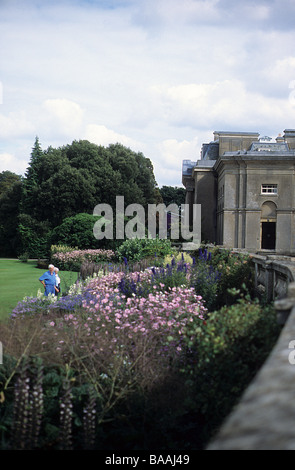 Ickworth, Suffolk, fine dell'ala est con bordo erbacee Foto Stock