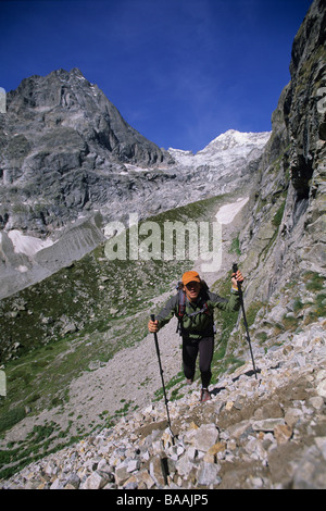 L'uomo escursioni in Val Ferret a Courmayeur, Italia. Foto Stock