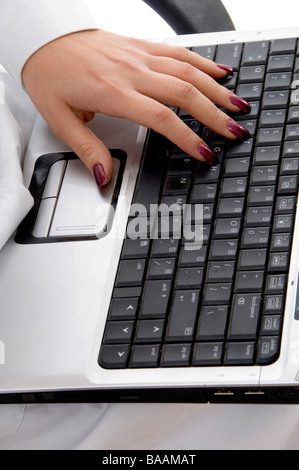Lavorando mano su laptop Foto Stock