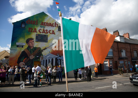 Toy irish bandiera tricolore nella domenica di pasqua a pasqua la commemorazione di salita Falls Road Belfast Irlanda del Nord Regno Unito Foto Stock