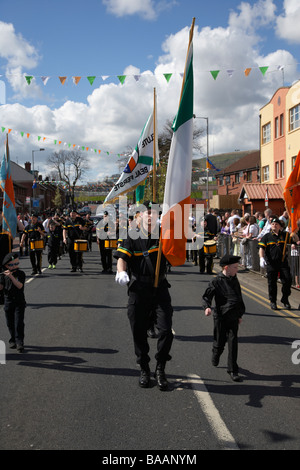 Vettore di bandiera l'Eire nua flauto repubblicano band marzo giù la strada cade la Domenica di Pasqua durante la Pasqua Rising rally Foto Stock