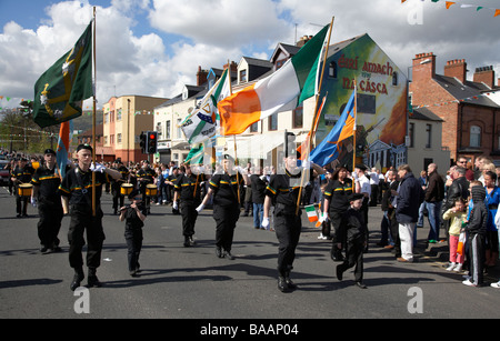 Colore parte dell'Eire nua flauto repubblicano band marzo giù la strada cade la Domenica di Pasqua durante la Pasqua Rising rally Foto Stock