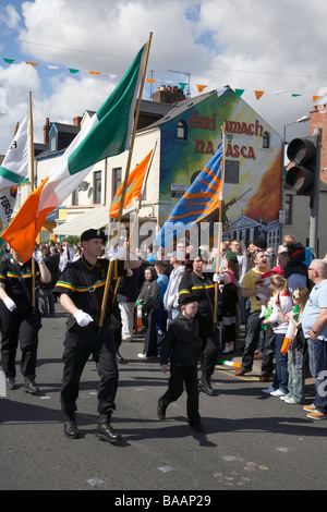 Colore parte dell'Eire nua flauto repubblicano band marzo giù la strada cade la Domenica di Pasqua durante la Pasqua Rising rally Foto Stock