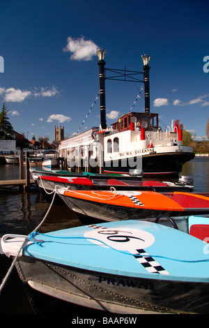 Turismo colorate barche a motore per noleggio sul Fiume Tamigi a Henley on Thames, Oxfordshire, Regno Unito. Foto Stock