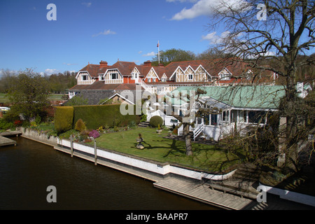 Un fiume di proprietà di fronte sul Fiume Tamigi accanto a Henley Bridge Henley on Thames, Oxfordshire, Regno Unito. Leander Club dietro. Foto Stock