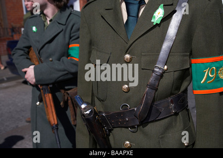 Uniforme che rappresenta un volontari irlandesi unità della Pasqua che aumenta la domenica di pasqua a pasqua la commemorazione di salita Foto Stock