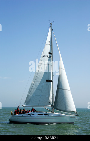 Vista laterale della barca a vela sul Solent in estate con il blu del cielo Foto Stock