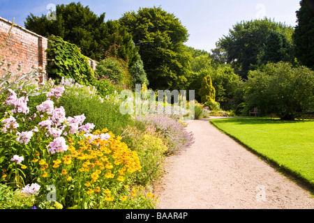 Piante erbacee frontiera presso i Giardini Waterperry Wheatley Oxfordshire con Helenium giallo e rosa Phlox in primo piano Foto Stock