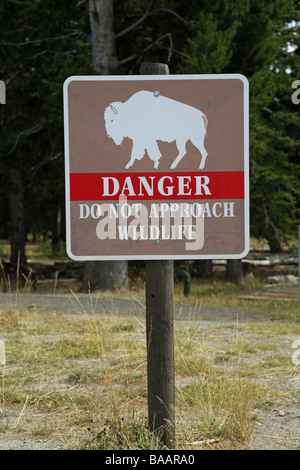 Pericolo di segno non avvicinarsi alla fauna selvatica nel parco nazionale di Yellowstone America del Nord STATI UNITI D'AMERICA Foto Stock