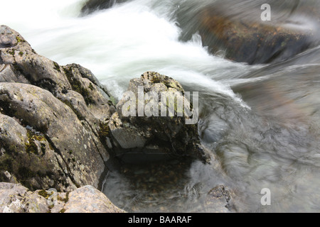 Lo spostamento acqua lattiginosa a Swallow Falls, Betws-y-Coed, Snowdonia, Galles. Foto Stock