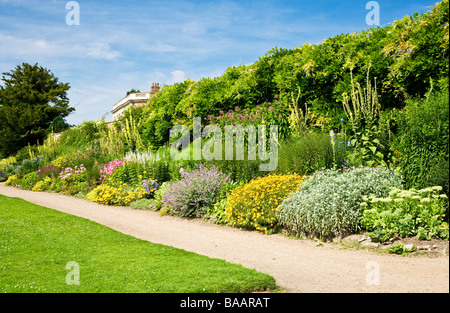 Piante erbacee frontiera presso i Giardini Waterperry Wheatley Oxfordshire Foto Stock