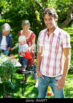 Una famiglia in piedi in un giardino, Stoccolma, Svezia. Foto Stock