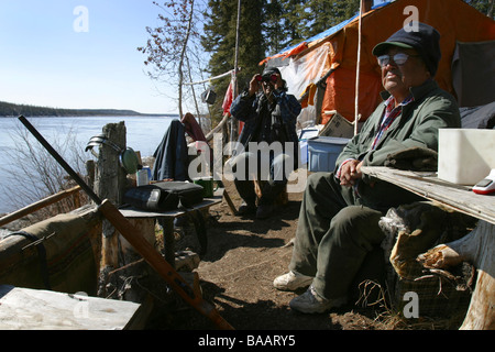 Le Prime Nazioni cacciatori cercare Porcupine Caribou Coffee Company dalle rive del fiume Porcupine vicino al Old Crow, Yukon Territory, Canada. Foto Stock