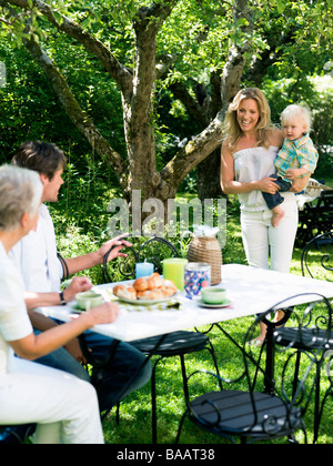 Una famiglia in un giardino, Svezia. Foto Stock