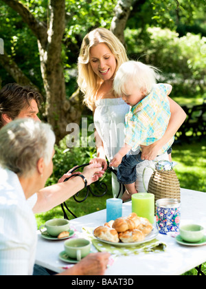 Una famiglia in un giardino, Svezia. Foto Stock