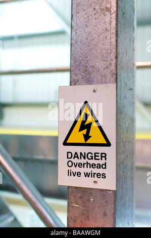 Triangolo giallo la salute e la sicurezza di segno di avvertimento pericolo tettuccio di vivere i fili elettrici Foto Stock