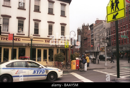 Il New York Police Department cruiser Williamsburg nel quartiere di Brooklyn a New York STATI UNITI D'AMERICA Foto Stock
