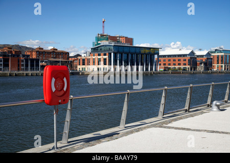 Lifebelt su riverside passeggiata lungo il fiume Lagan laganside belfast Irlanda del Nord Foto Stock