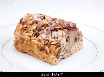 Lo stollen focaccia / Torta di frutta è servita su una piastra Foto Stock