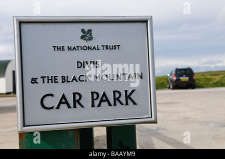 Firmare all'entrata di Divis e Black Mountain car park, di proprietà del National Trust Foto Stock