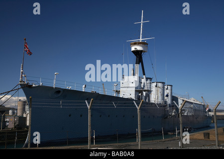 HMS Caroline, primo incrociatore leggero della guerra mondiale ora museo dopo essere stato una nave da addestramento della Royal Navy, ormeggiata nel quartiere titanic di belfast Foto Stock