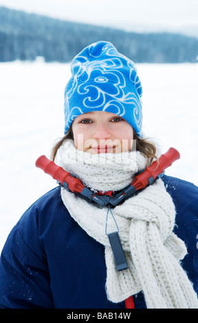 Una ragazza a giocare nella neve, Svezia. Foto Stock