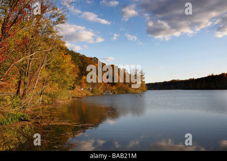 Hocking Hills con la vita del lago Logan che vive nell'Ohio USA, splendido paesaggio autunnale con foglie colorate e acqua all'orizzonte ad alta risoluzione Foto Stock