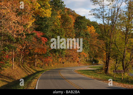 Hocking Hills con la vita del lago Logan che vive nell'Ohio USA, il bellissimo paesaggio autunnale con foglie colorate e vista ad alta risoluzione sulla strada rurale Foto Stock