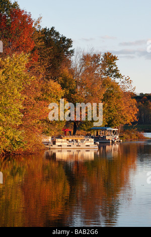 Hocking Hills con la vita del lago Logan che vive nell'Ohio, Stati Uniti d'America, splendido paesaggio autunnale con foglie colorate e acqua ad alta risoluzione Foto Stock