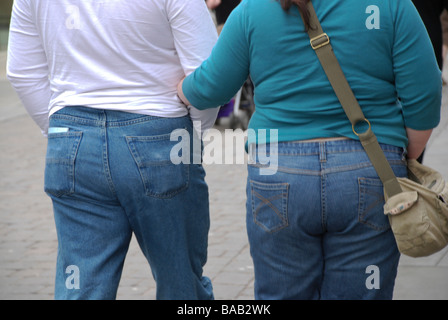 Il sovrappeso giovane sia con grandi fondi indossano jeans Foto Stock