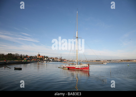 Il Telegraph ormeggiato sul fiume Blackwater in Essex ad alta marea con Maldon in distanza Foto Stock