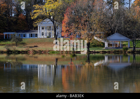 Hocking Hills in autunno con il lago Logan e riflessi sull'acqua bellissimo paesaggio nessuno orizzontale in Ohio Stati Uniti sullo sfondo ad alta risoluzione Foto Stock