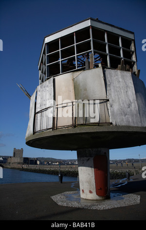 Ex radio torre di controllo ora abbandonata ma con piani per il ripristino sul albert edward ad est del molo a carrickfergus Harbour Foto Stock