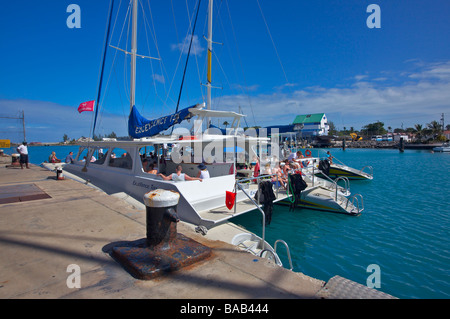 Tiami catamarano a vela crociere facendo scendere i passeggeri al Tall Ships, il progetto poco profonda, Barbados Foto Stock