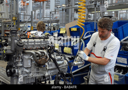 Lavoratore la costruzione di un motore con la Audi stabilimento principale di Ingolstadt, Germania Foto Stock