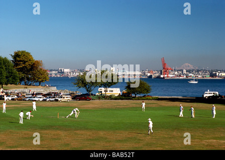 Il Team di cricket i giocatori che giocano una partita di cricket sulla Stanley Park Terra di passo in estate a Vancouver British Columbia Canada Foto Stock