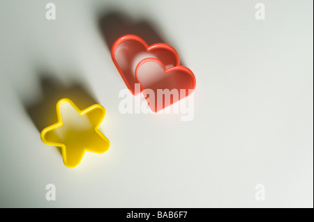 Close-up di una stella e una a forma di cuore ad cookie cutters Foto Stock