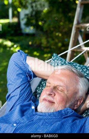 Un vecchio uomo in una amaca, Svezia. Foto Stock