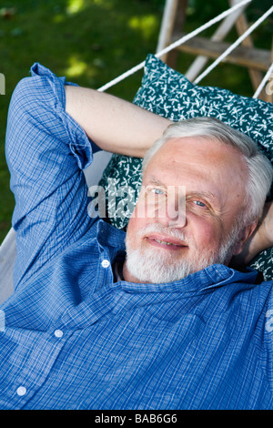 Un vecchio uomo in una amaca, Svezia. Foto Stock