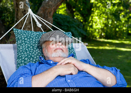 Un vecchio uomo in una amaca, Svezia. Foto Stock