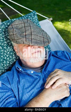 Un vecchio uomo in una amaca, Svezia. Foto Stock