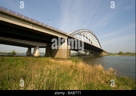 Grandangolari vista di un ponte su un fiume Foto Stock