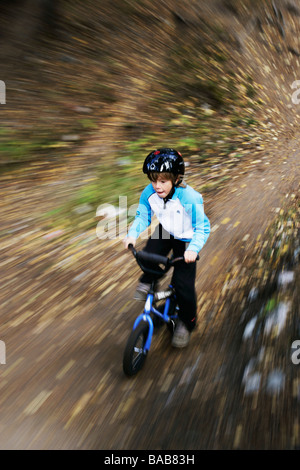 Un ragazzo su una bicicletta BMX, Svezia. Foto Stock